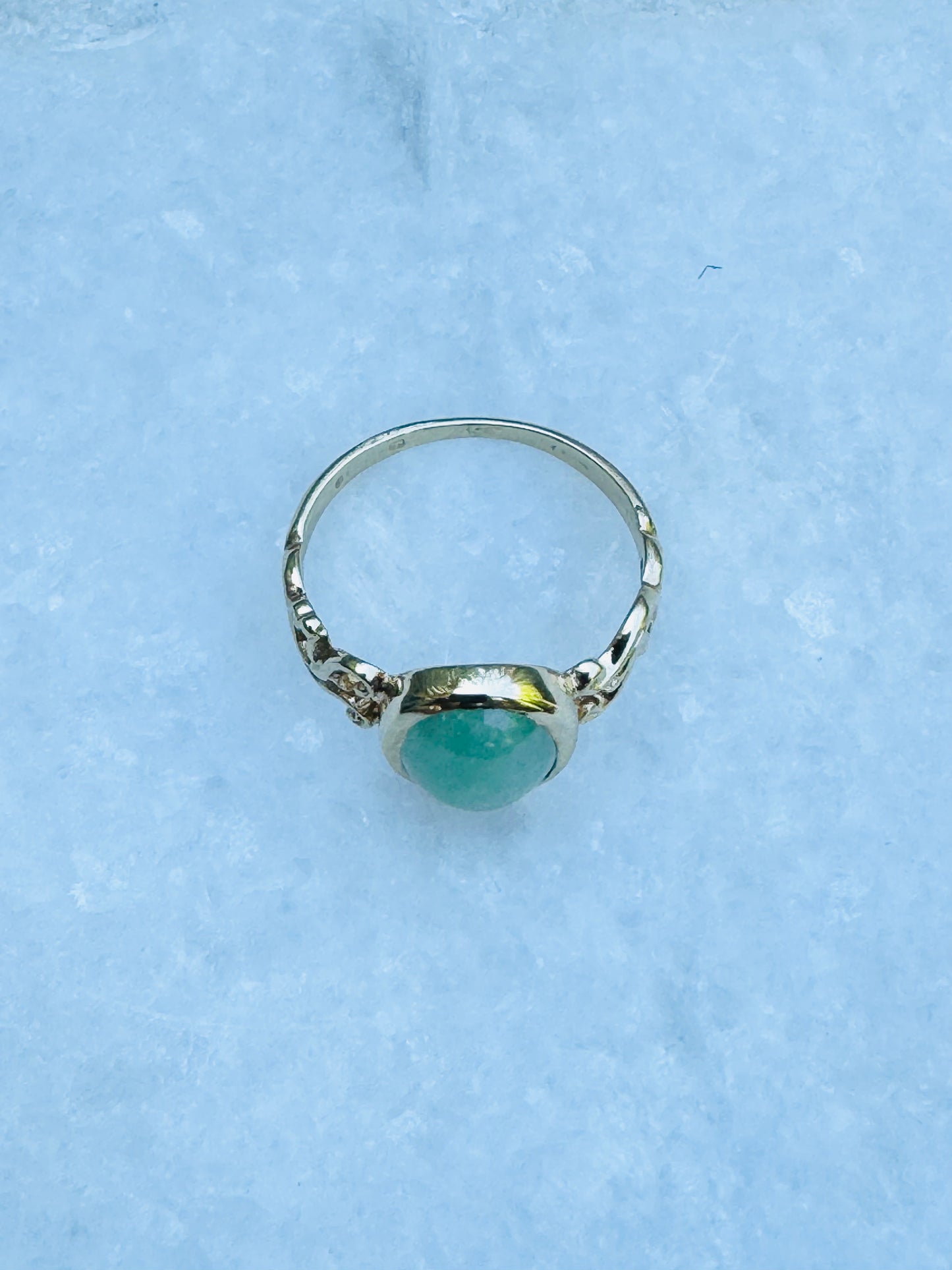 9ct gold cabochon jade dress ring, size M 1/2, 6.5