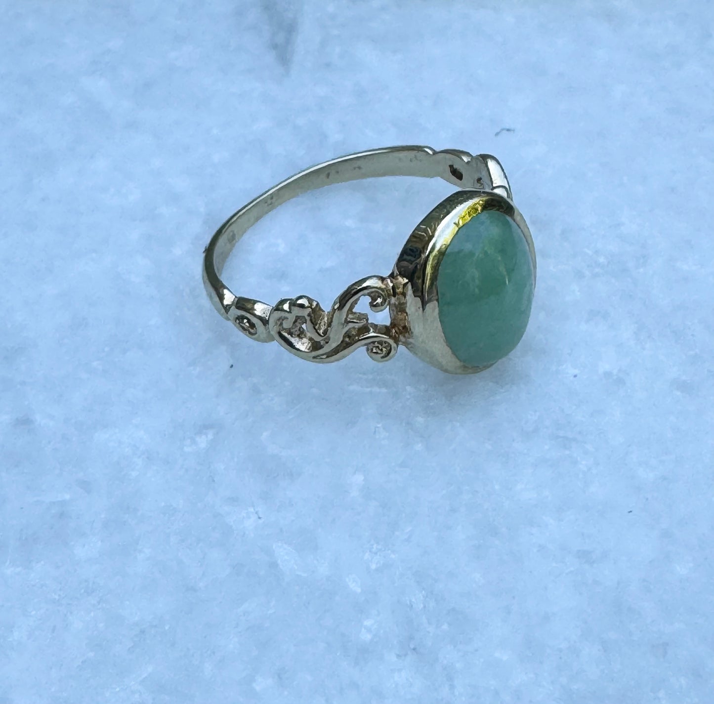 9ct gold cabochon jade dress ring, size M 1/2, 6.5