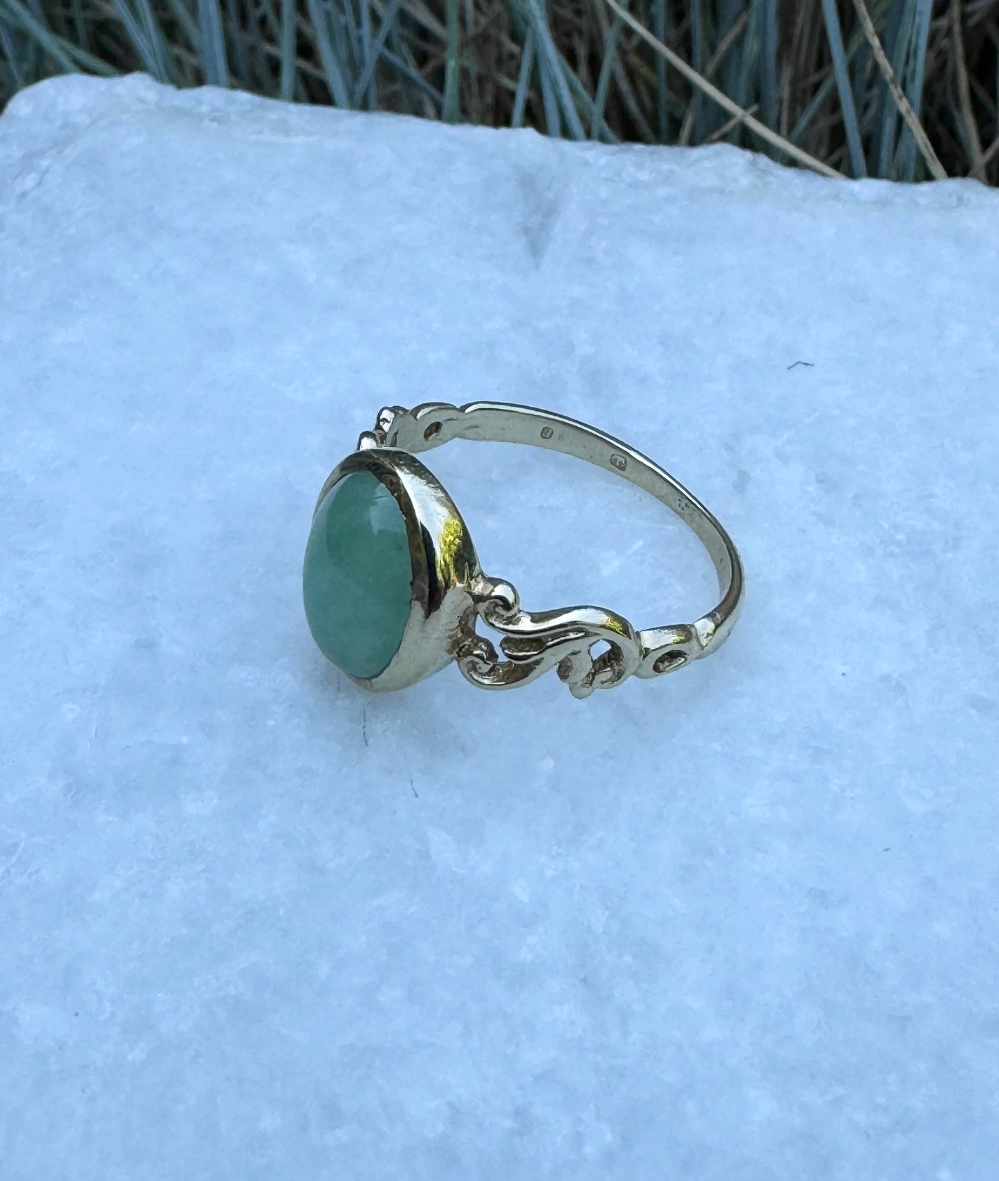 9ct gold cabochon jade dress ring, size M 1/2, 6.5