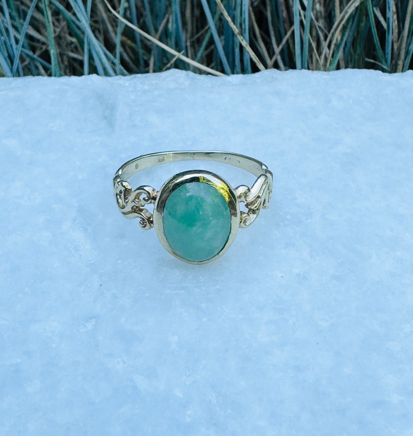 9ct gold cabochon jade dress ring, size M 1/2, 6.5