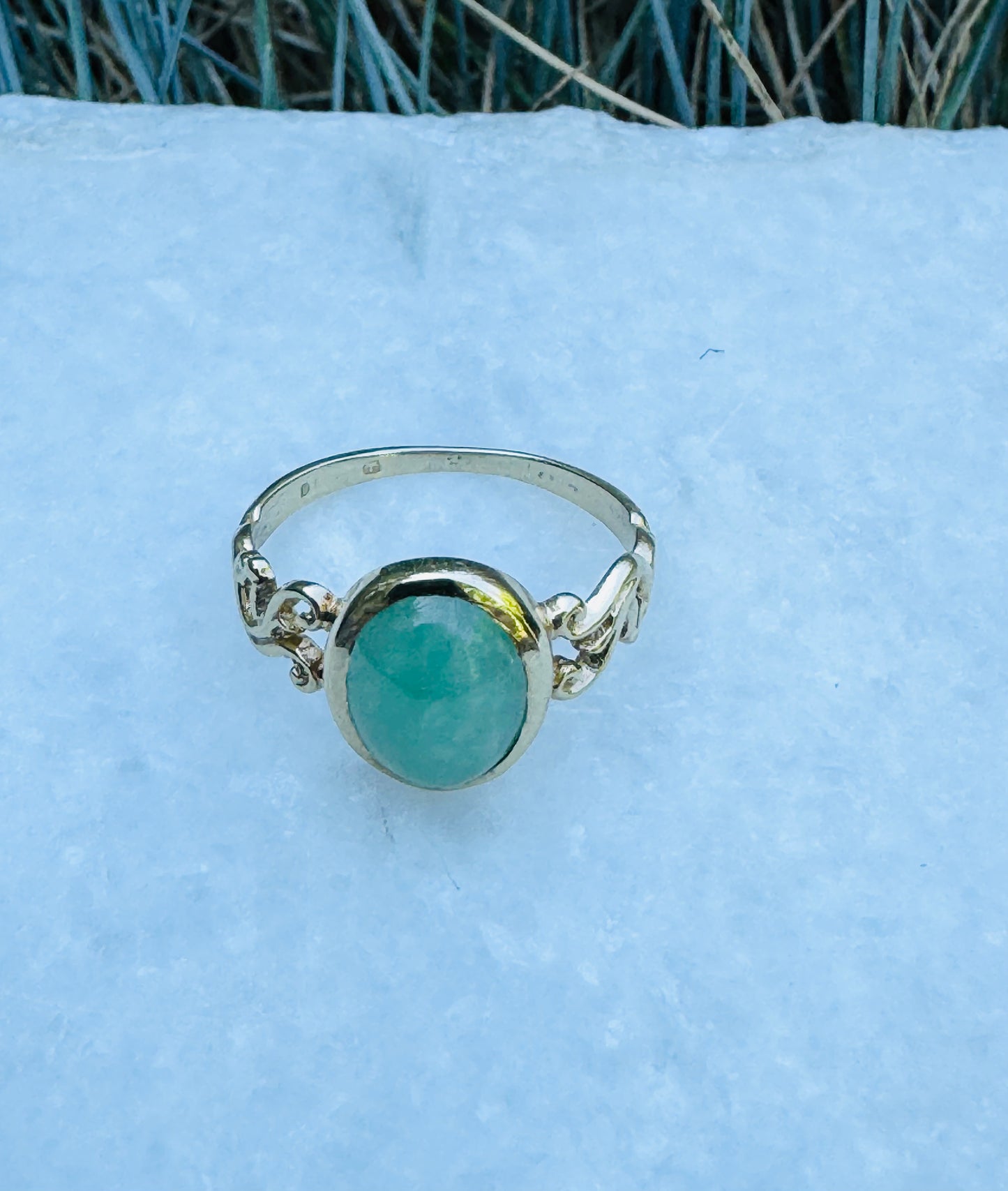 9ct gold cabochon jade dress ring, size M 1/2, 6.5