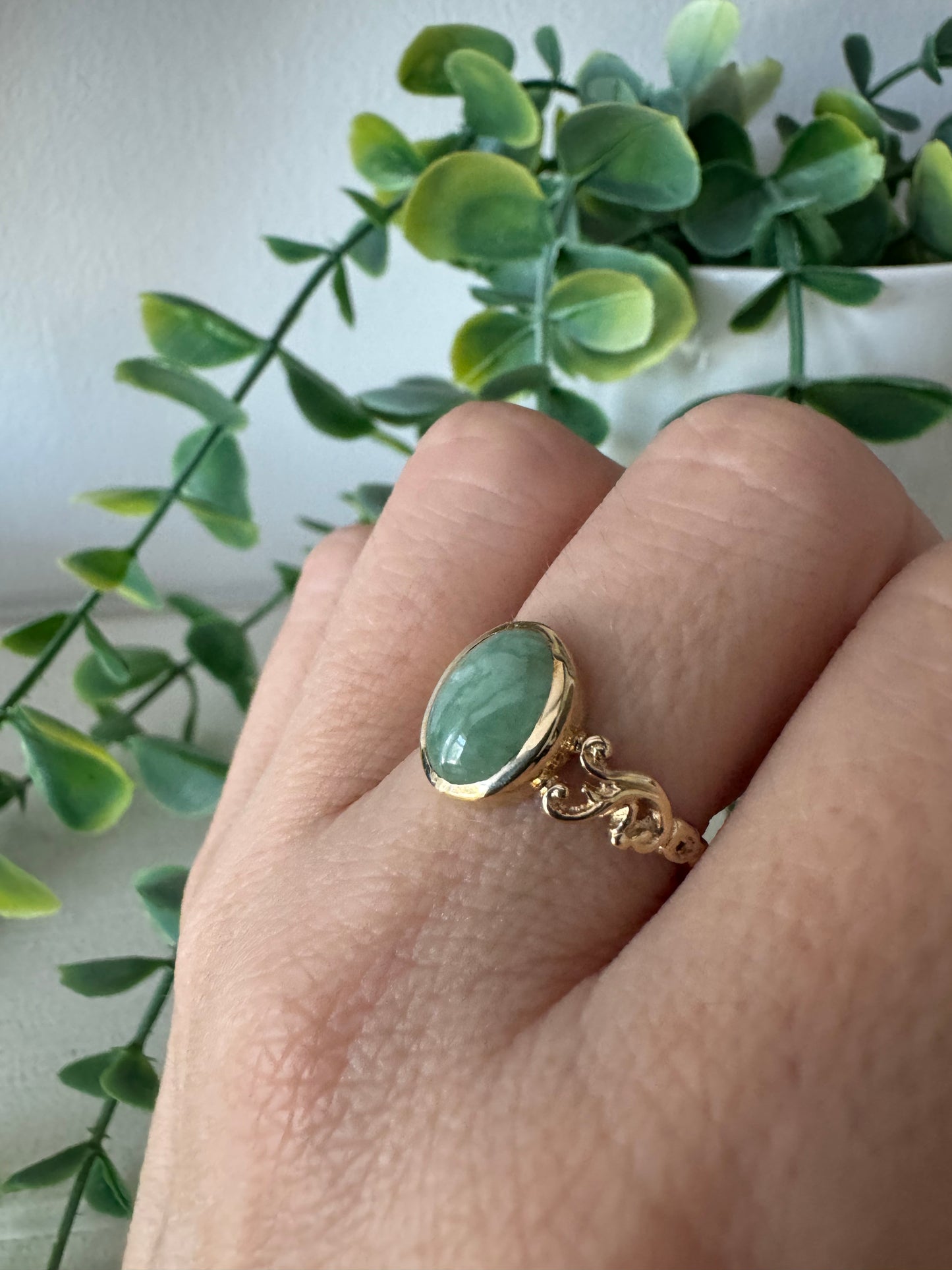 9ct gold cabochon jade dress ring, size M 1/2, 6.5