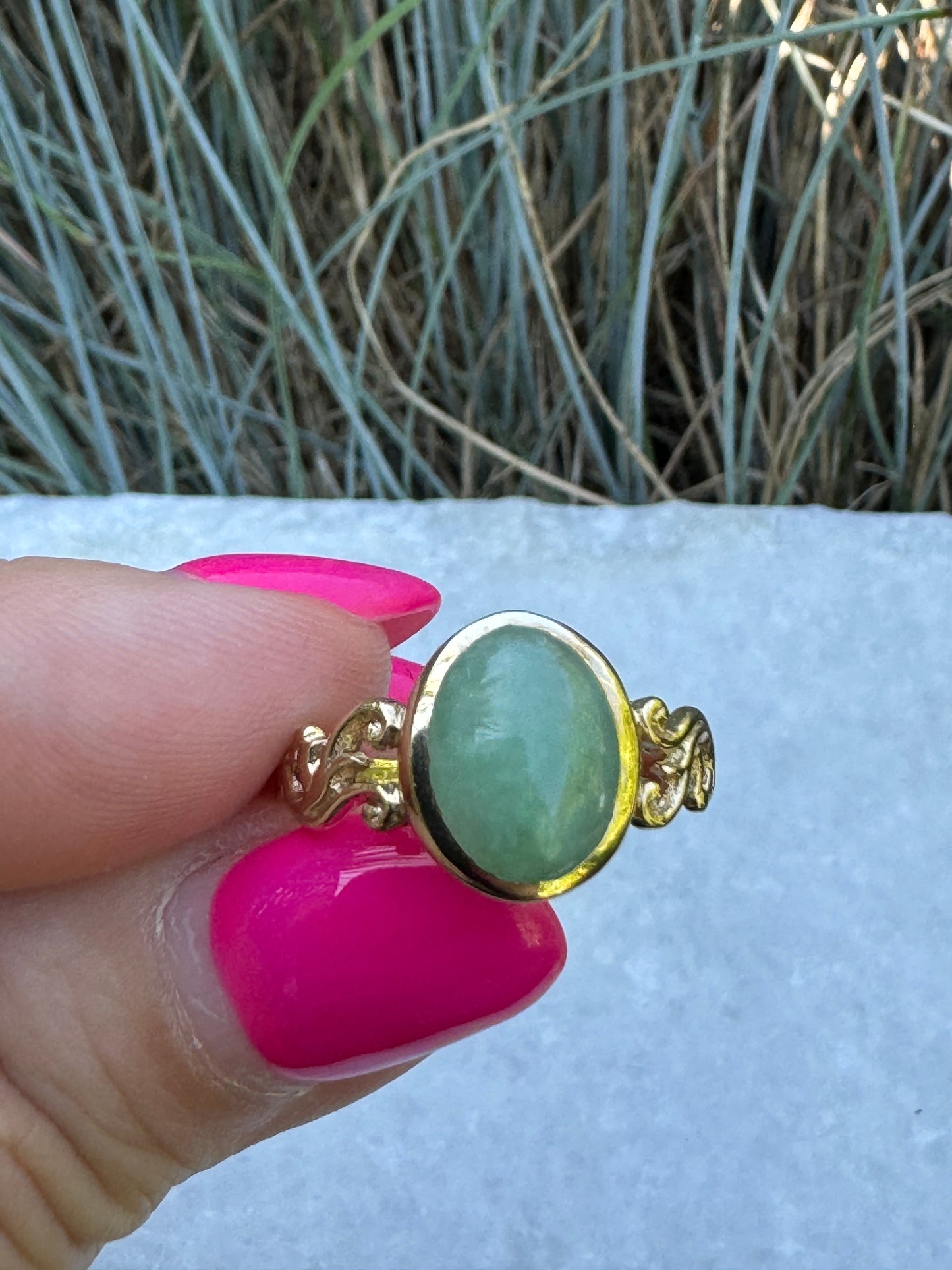 9ct gold cabochon jade dress ring, size M 1/2, 6.5