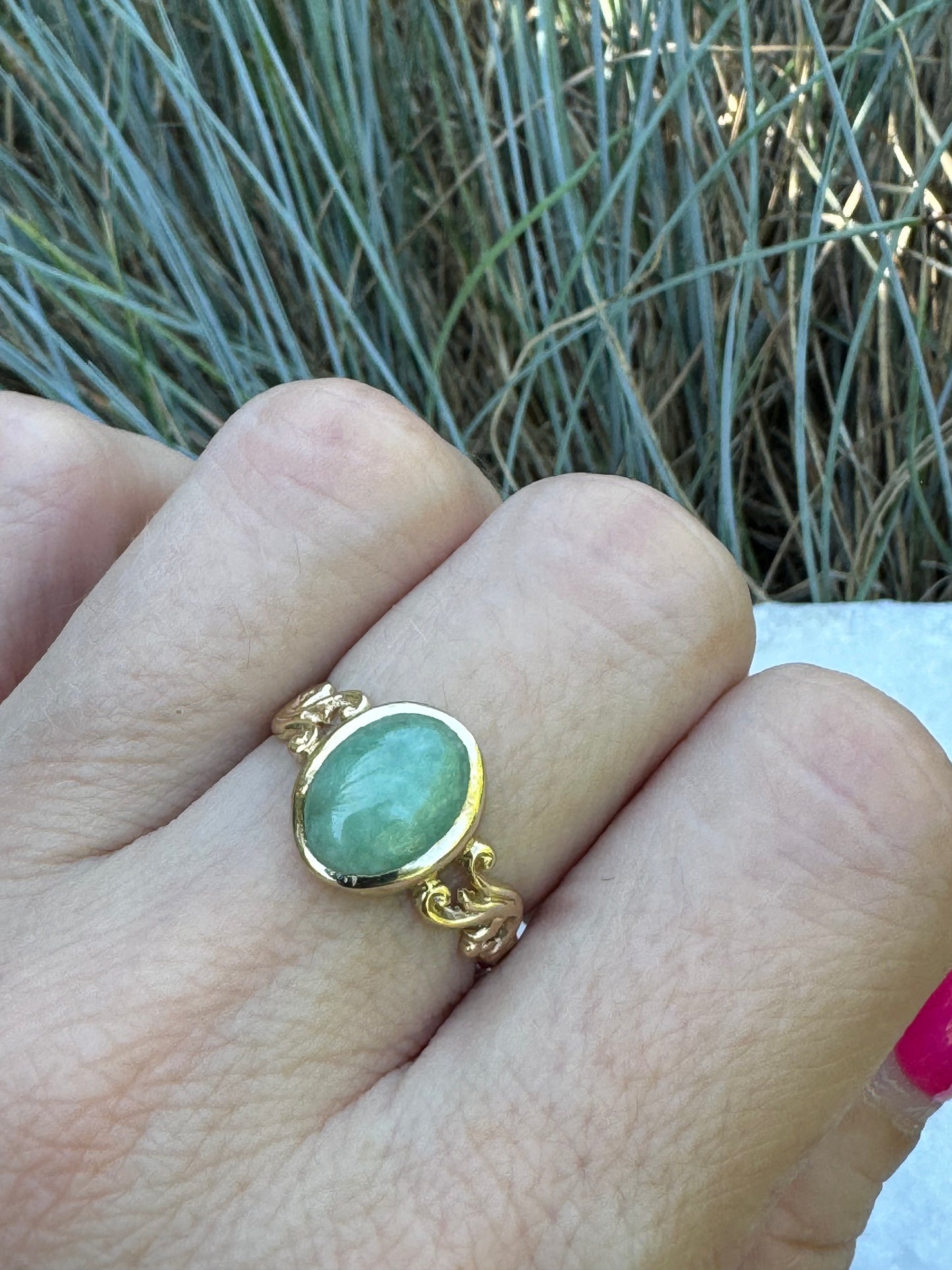 9ct gold cabochon jade dress ring, size M 1/2, 6.5