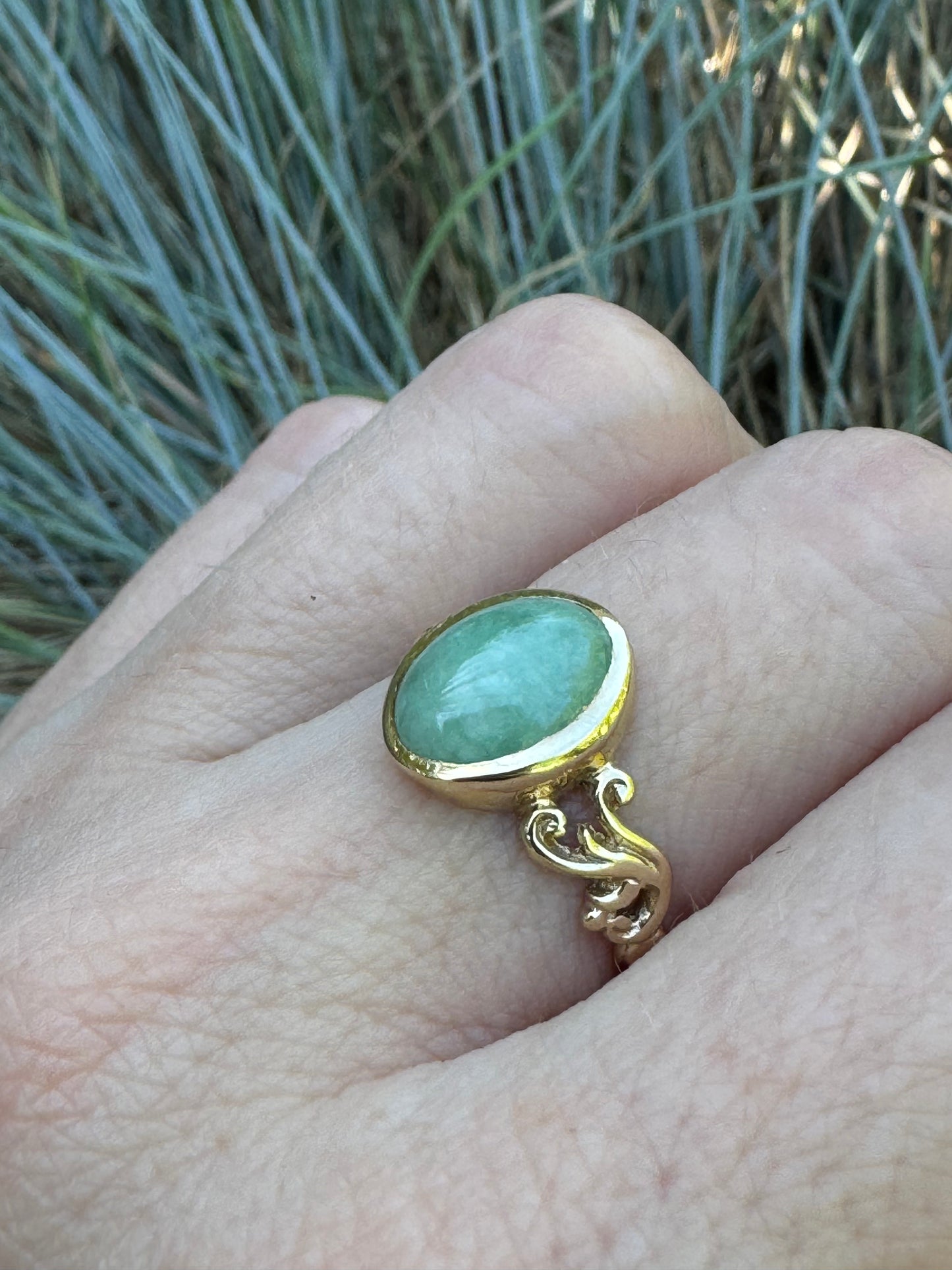 9ct gold cabochon jade dress ring, size M 1/2, 6.5