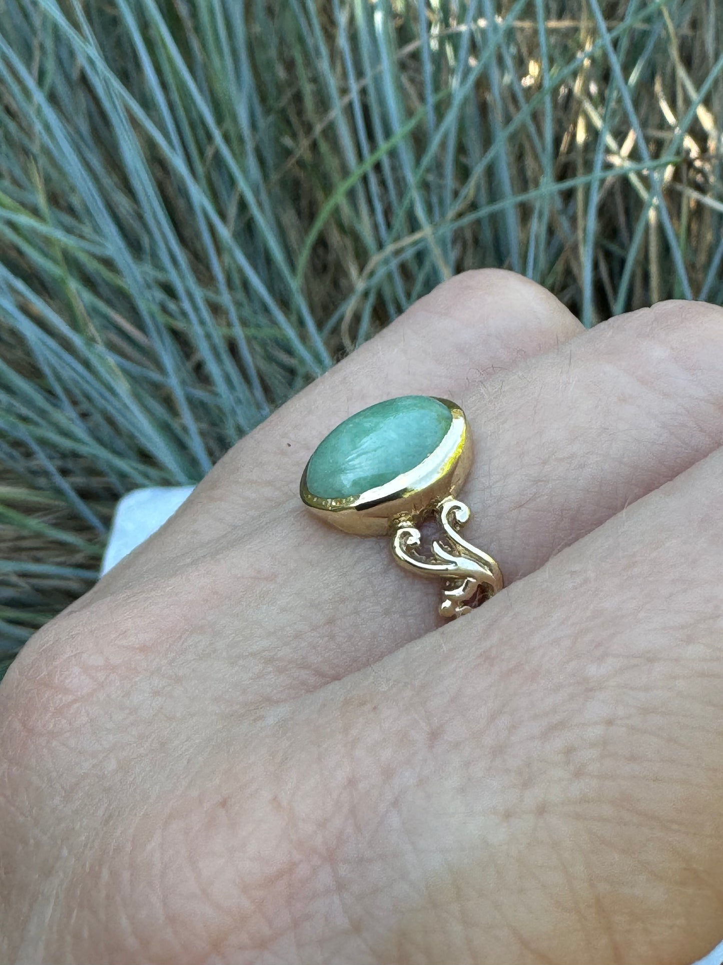 9ct gold cabochon jade dress ring, size M 1/2, 6.5