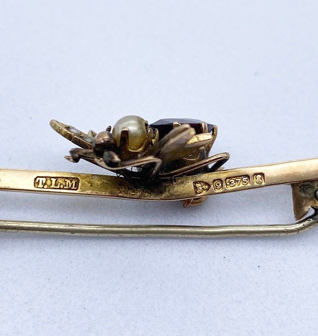 Antique 9ct gold garnet and seed pearls fly bar brooch with chain