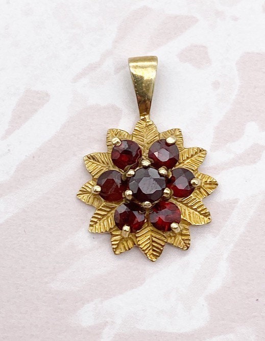 Vintage 9ct gold and garnets floral pendant