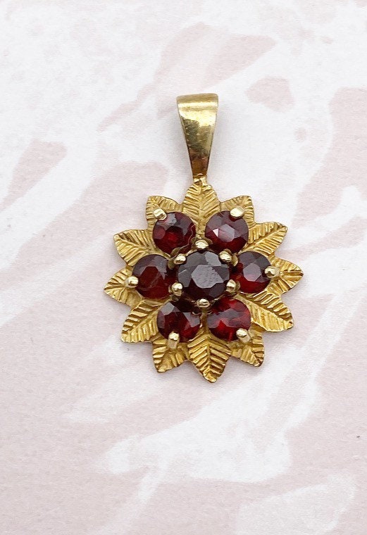 Vintage 9ct gold and garnets floral pendant