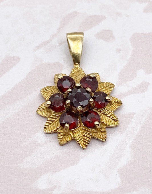 Vintage 9ct gold and garnets floral pendant