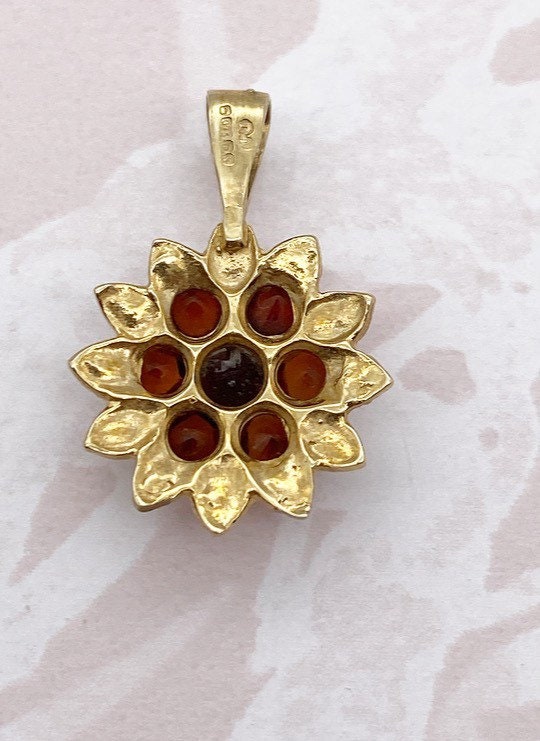 Vintage 9ct gold and garnets floral pendant