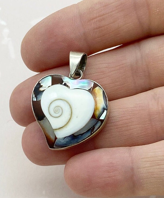 Vintage sterling silver shell heart pendant