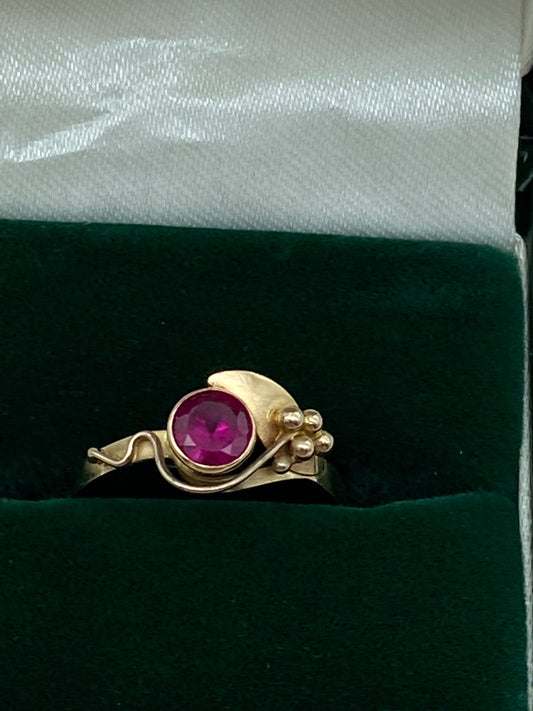 Vintage 14ct gold foliate synthetic ruby ring size O 7.25