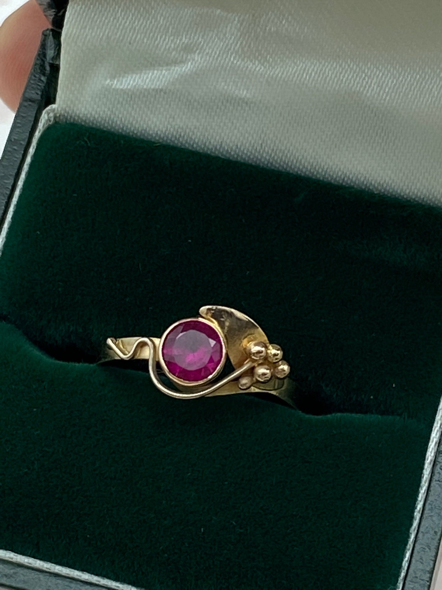 Vintage 14ct gold foliate synthetic ruby ring size O 7.25