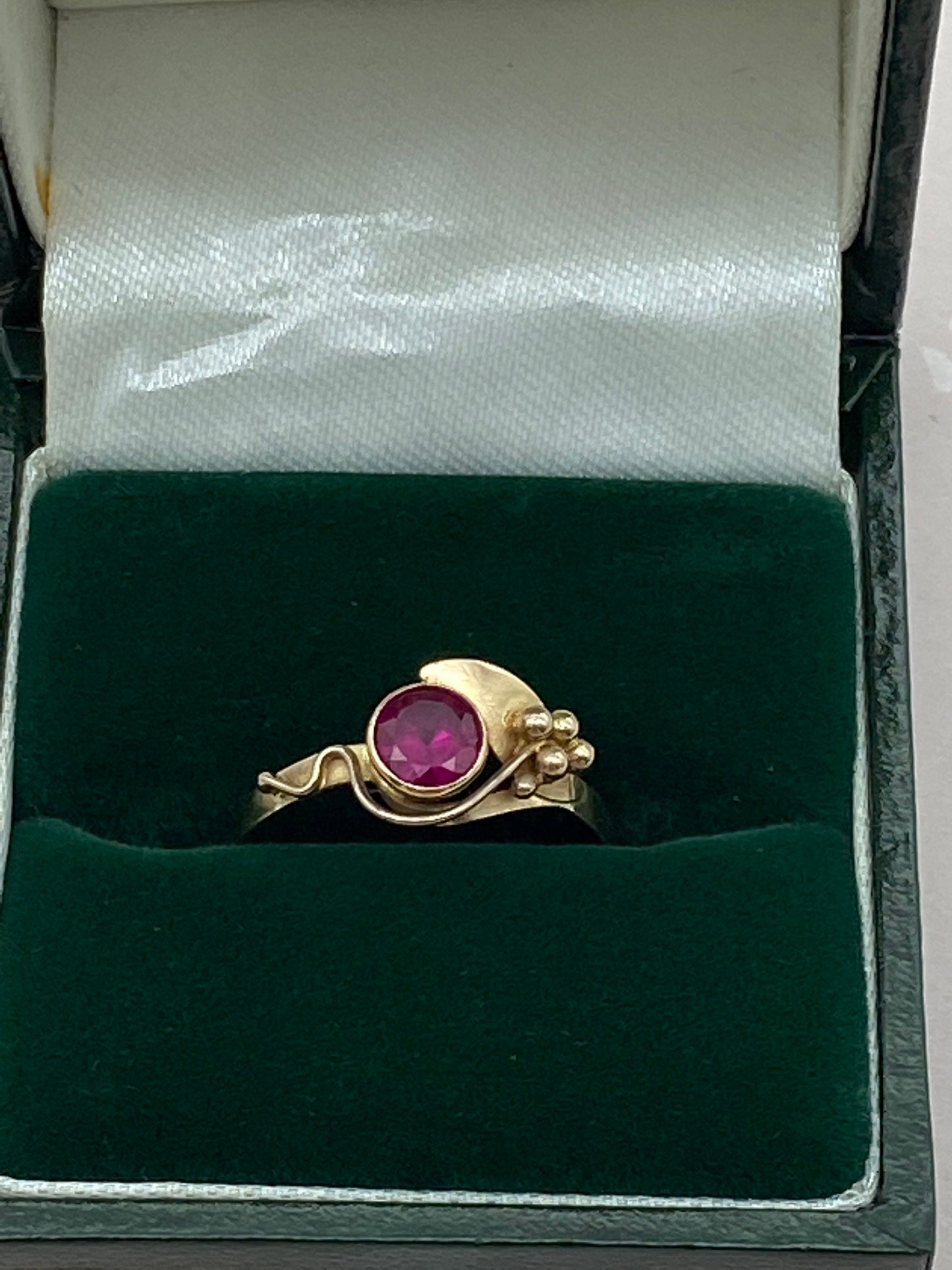 Vintage 14ct gold foliate synthetic ruby ring size O 7.25