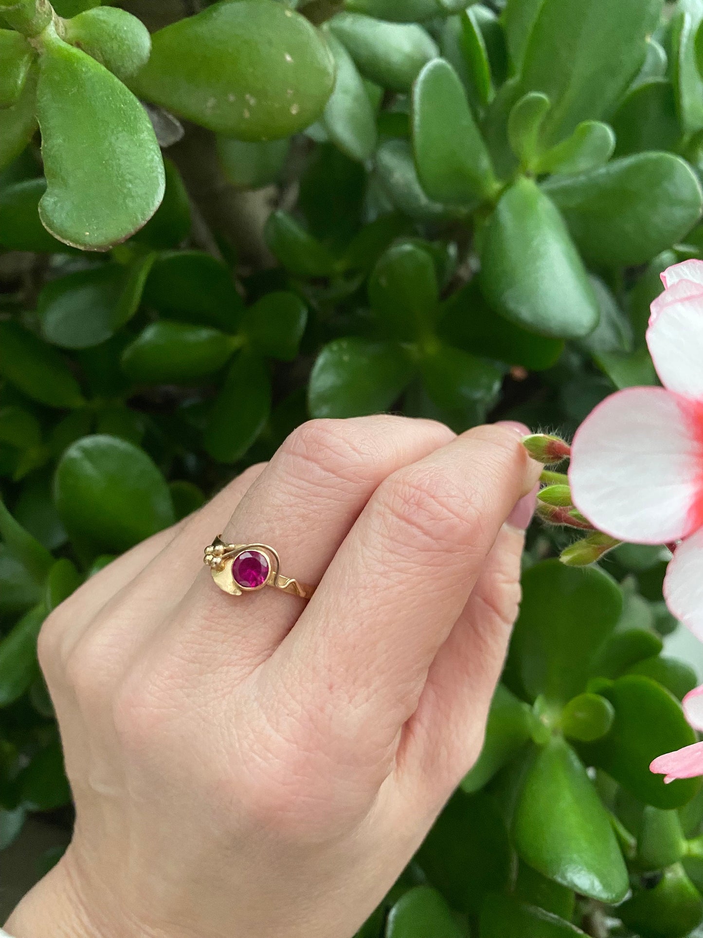 Vintage 14ct gold foliate synthetic ruby ring size O 7.25