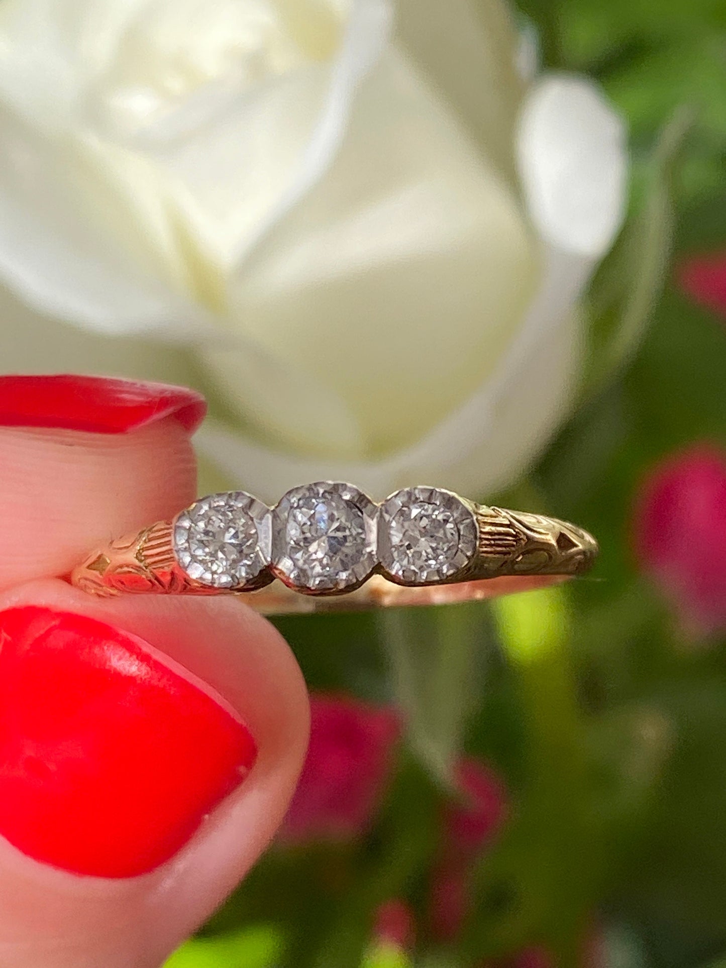 Vintage 14ct gold three stone diamond ring, size Q 1/2, 8.5