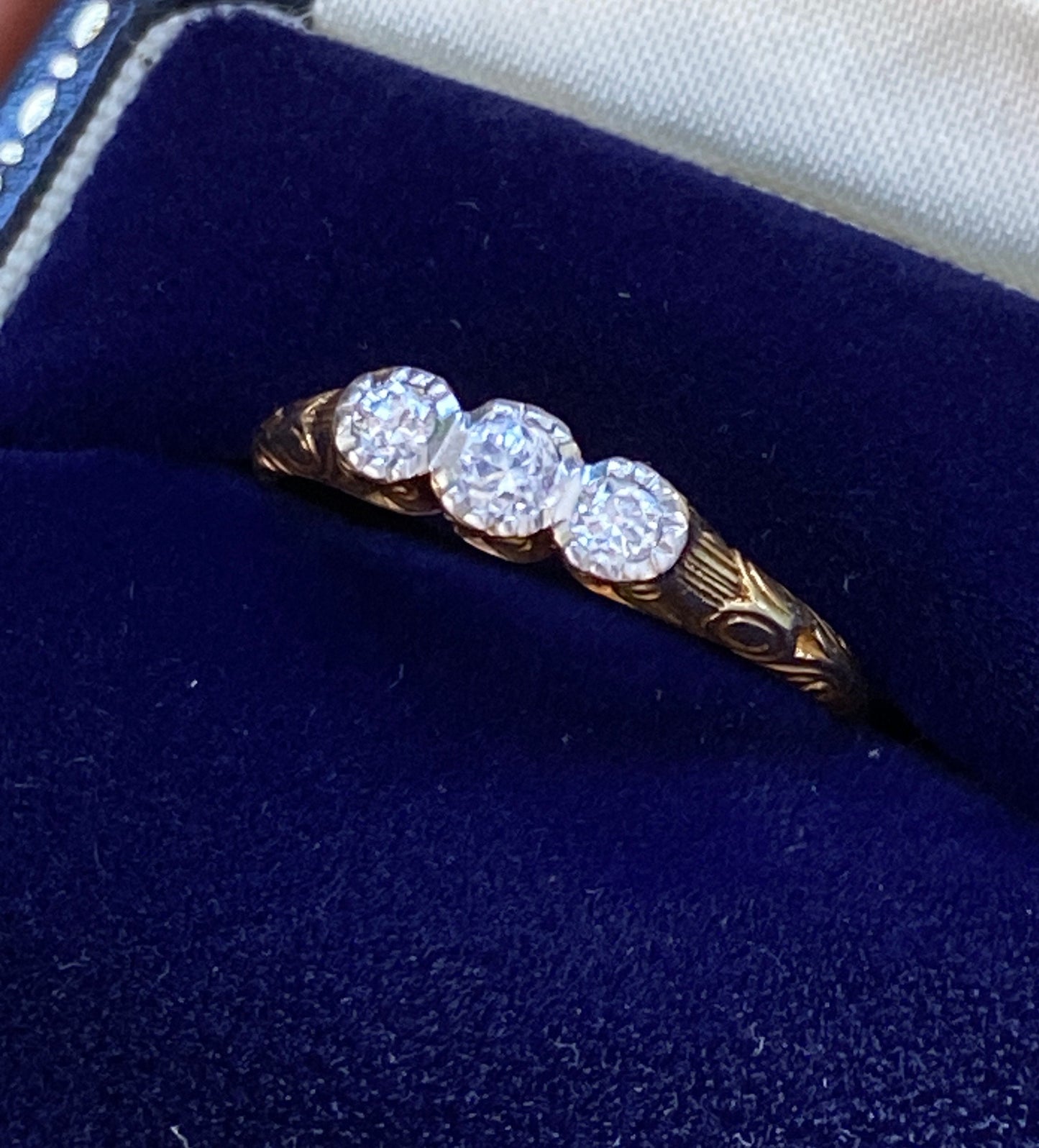 Vintage 14ct gold three stone diamond ring, size Q 1/2, 8.5