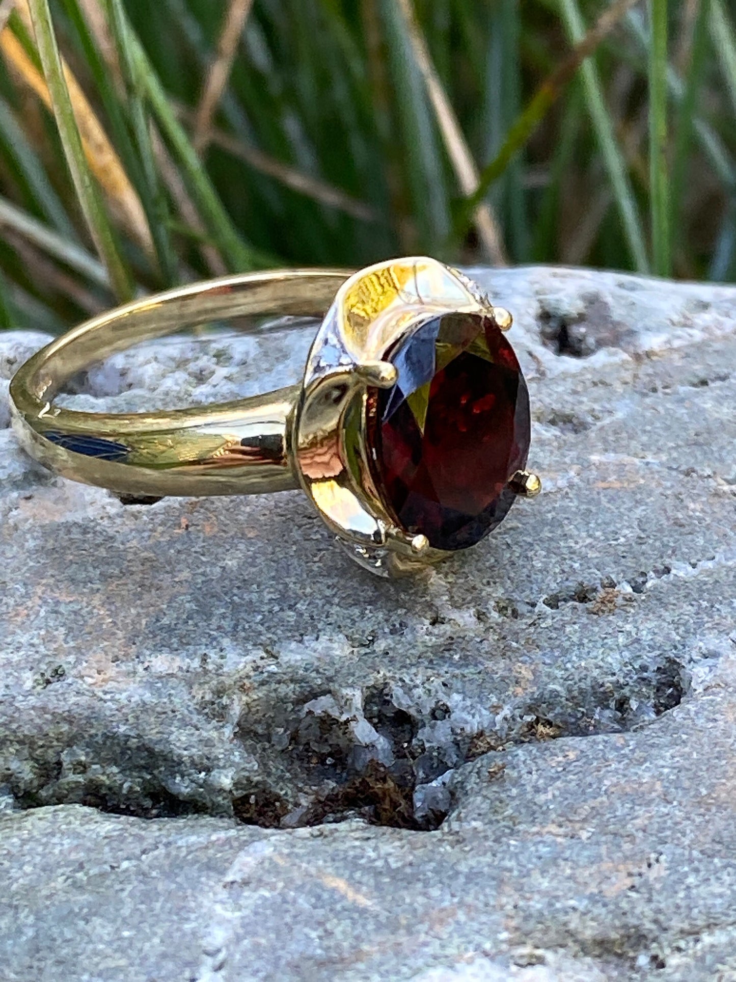 Garnet and diamond 9ct gold ring size N 6.75