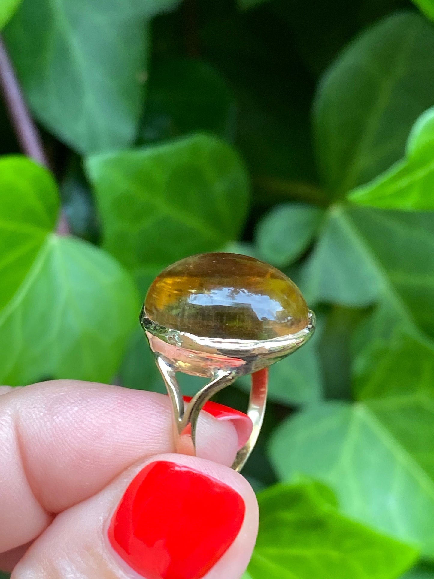 9ct gold citrine cabochon ring, size O 7.25