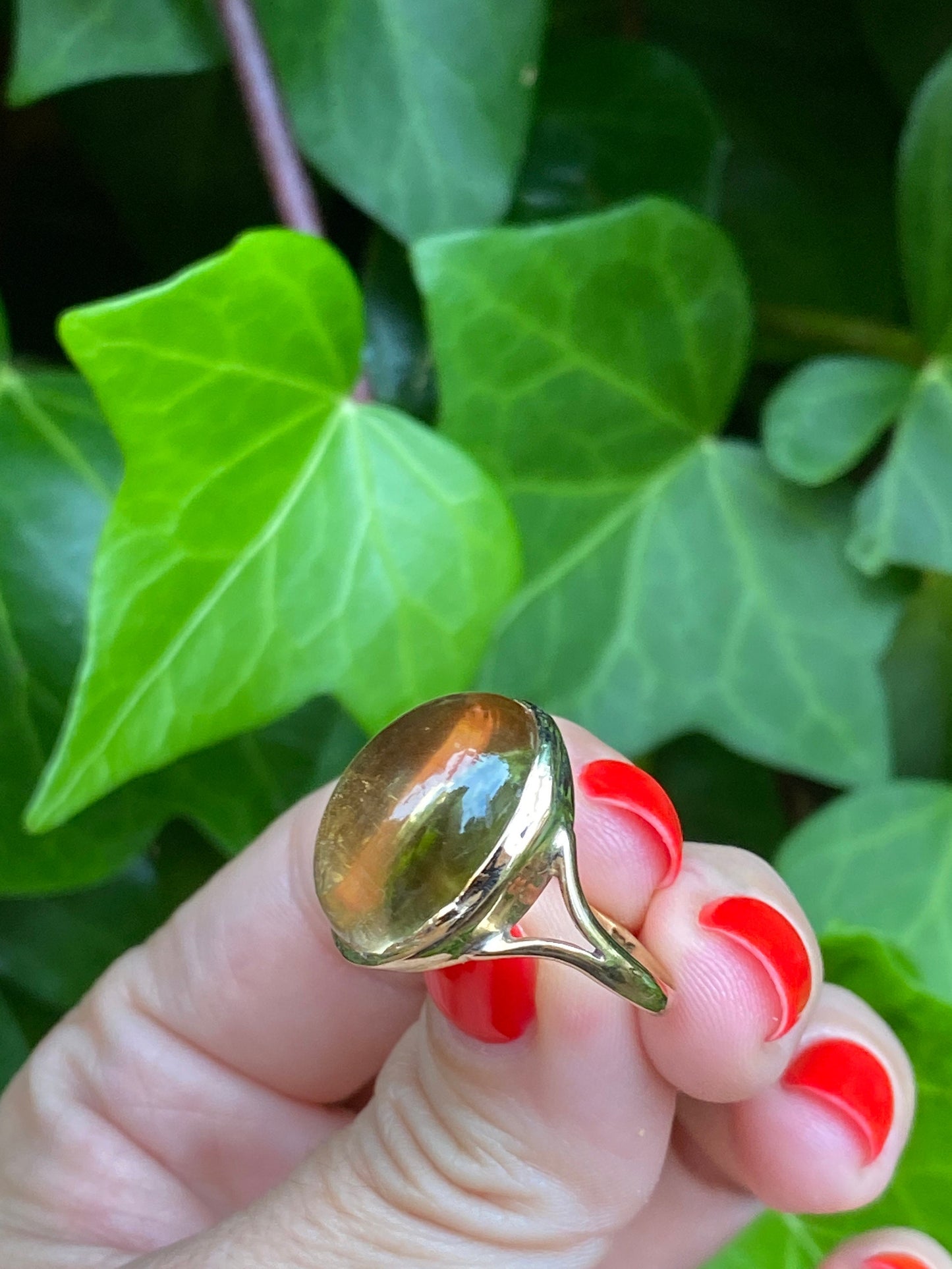 9ct gold citrine cabochon ring, size O 7.25