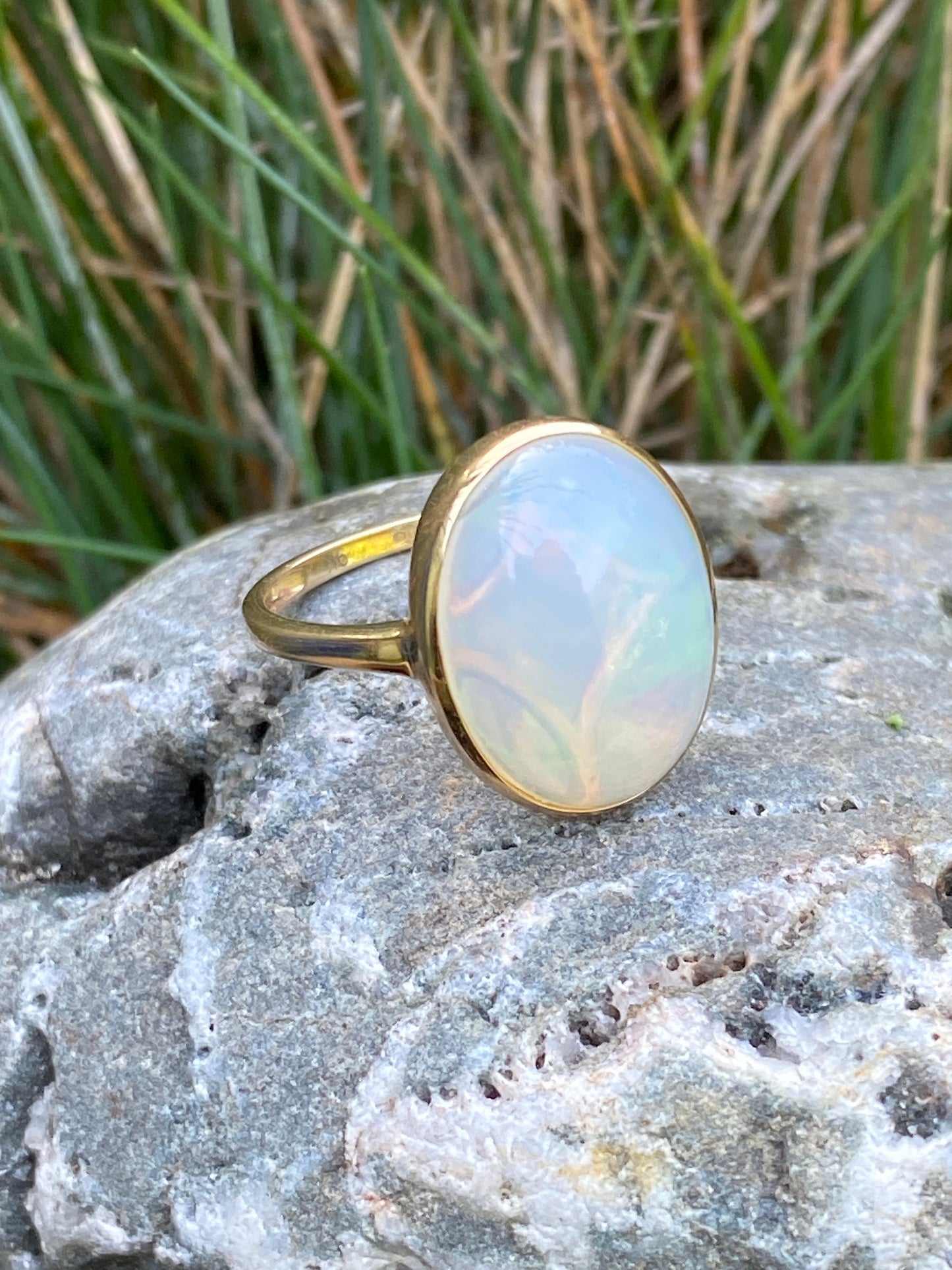 9ct gold cabochon moonstone ring size P 7.75