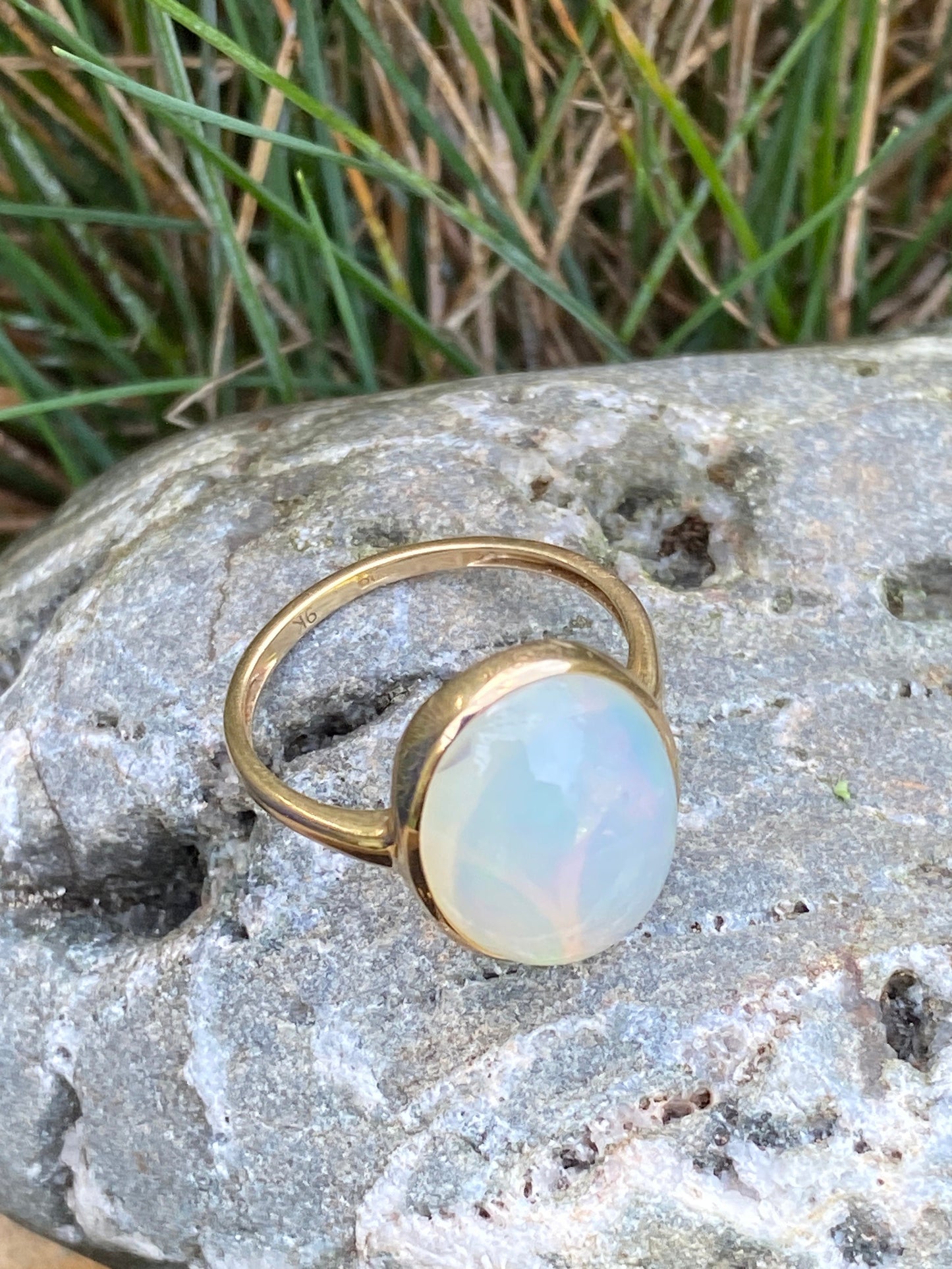 9ct gold cabochon moonstone ring size P 7.75