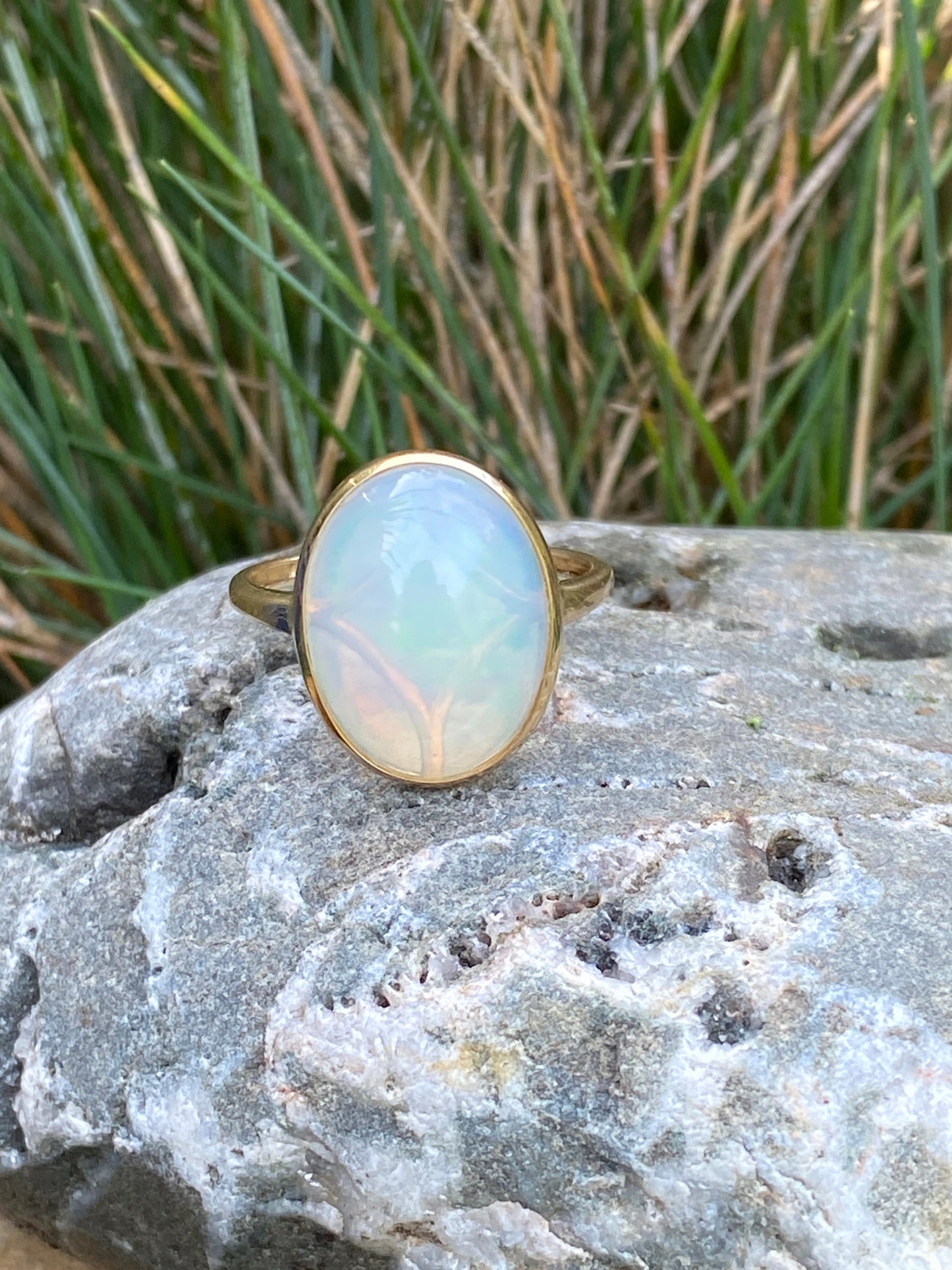 9ct gold cabochon moonstone ring size P 7.75