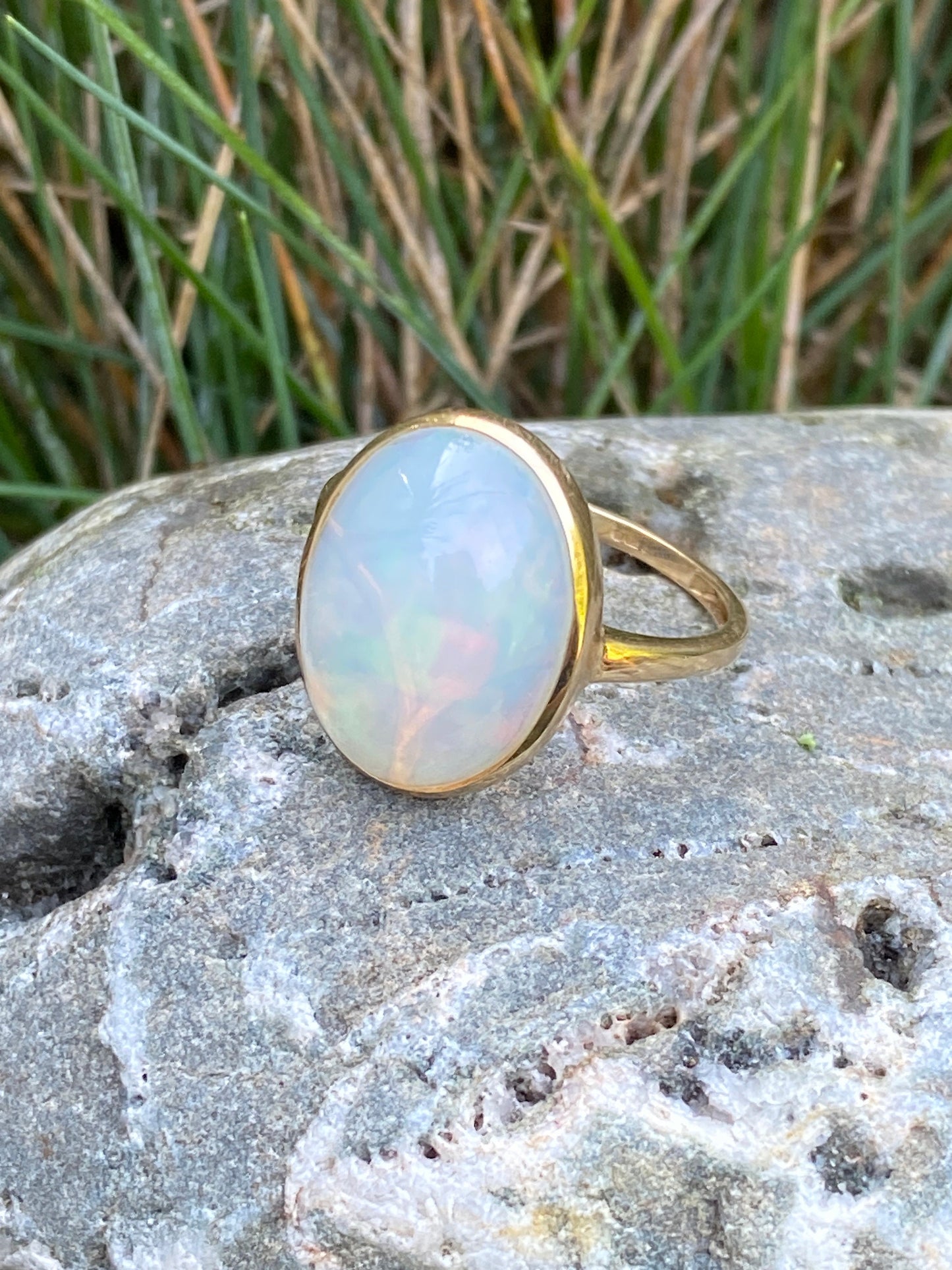 9ct gold cabochon moonstone ring size P 7.75