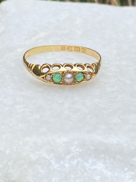 Vintage 18ct gold emerald and seed pearl ring size T 9.75