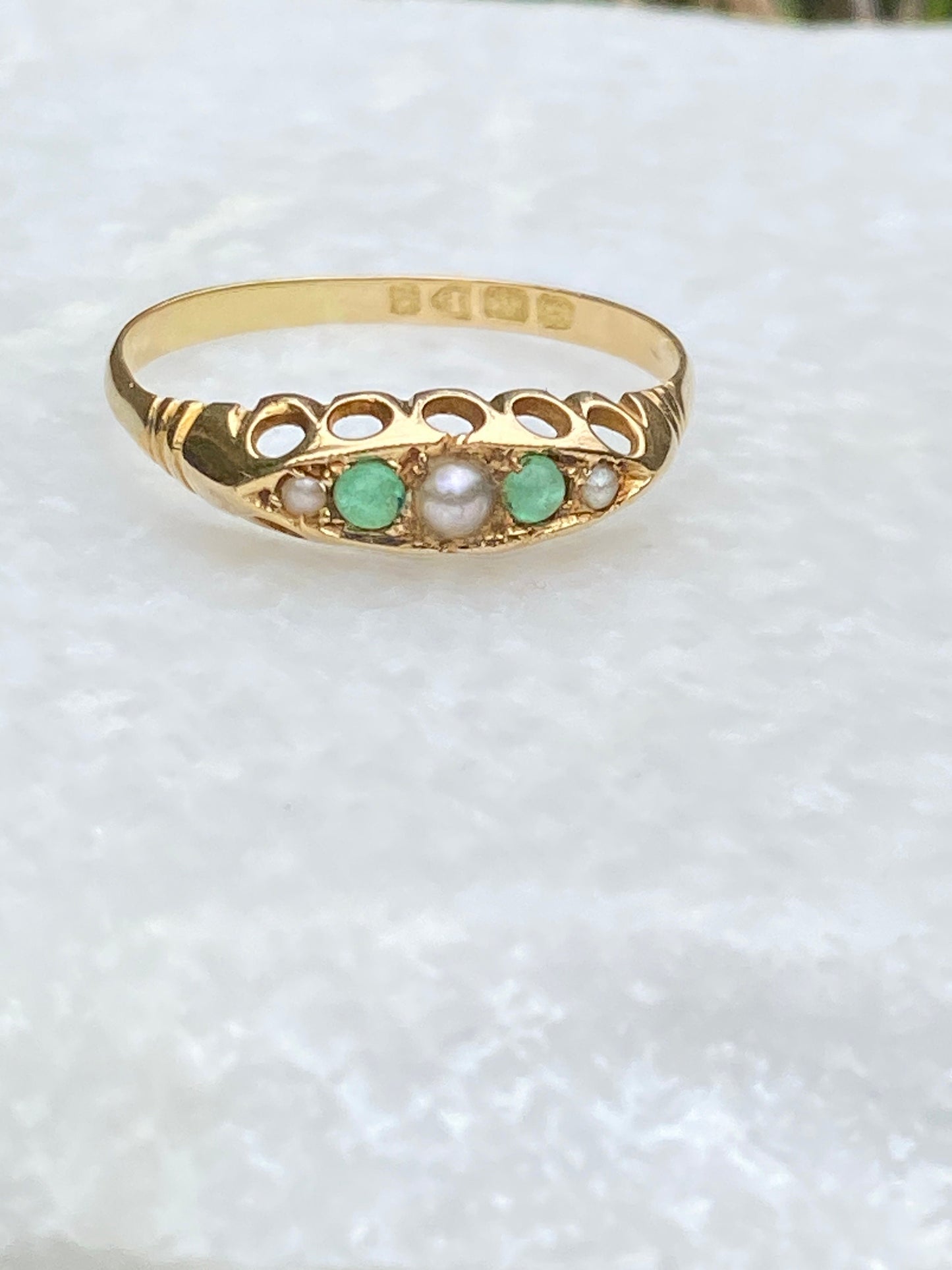 Vintage 18ct gold emerald and seed pearl ring size T 9.75