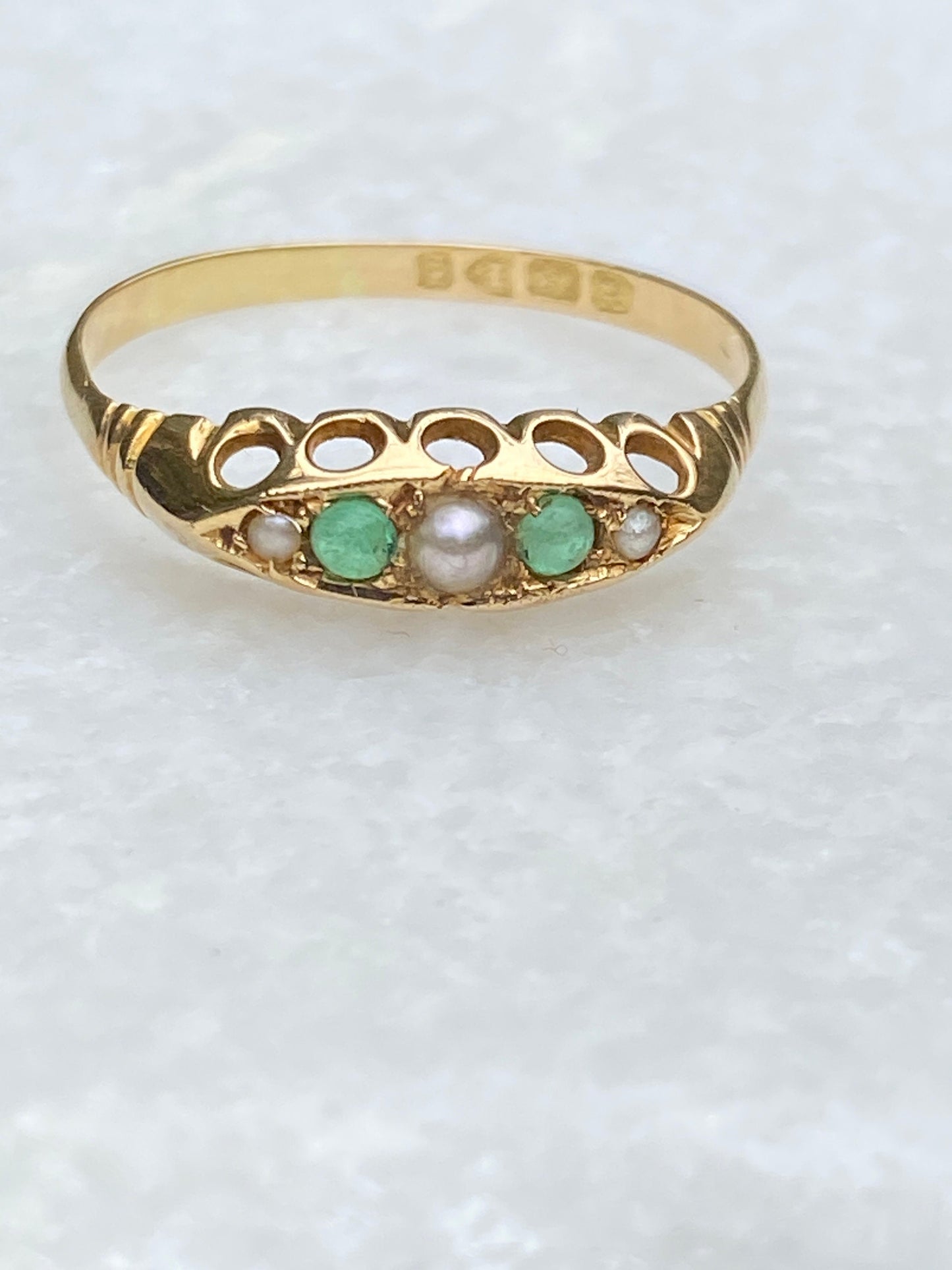 Vintage 18ct gold emerald and seed pearl ring size T 9.75