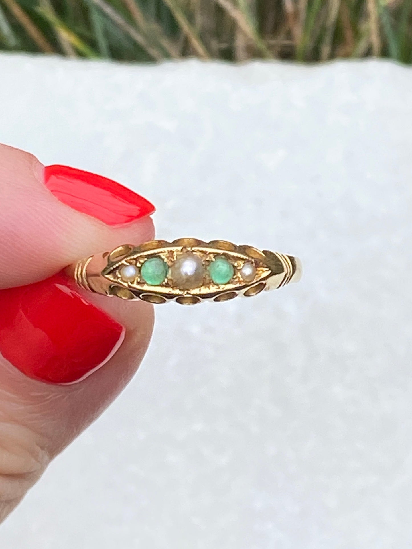 Vintage 18ct gold emerald and seed pearl ring size T 9.75