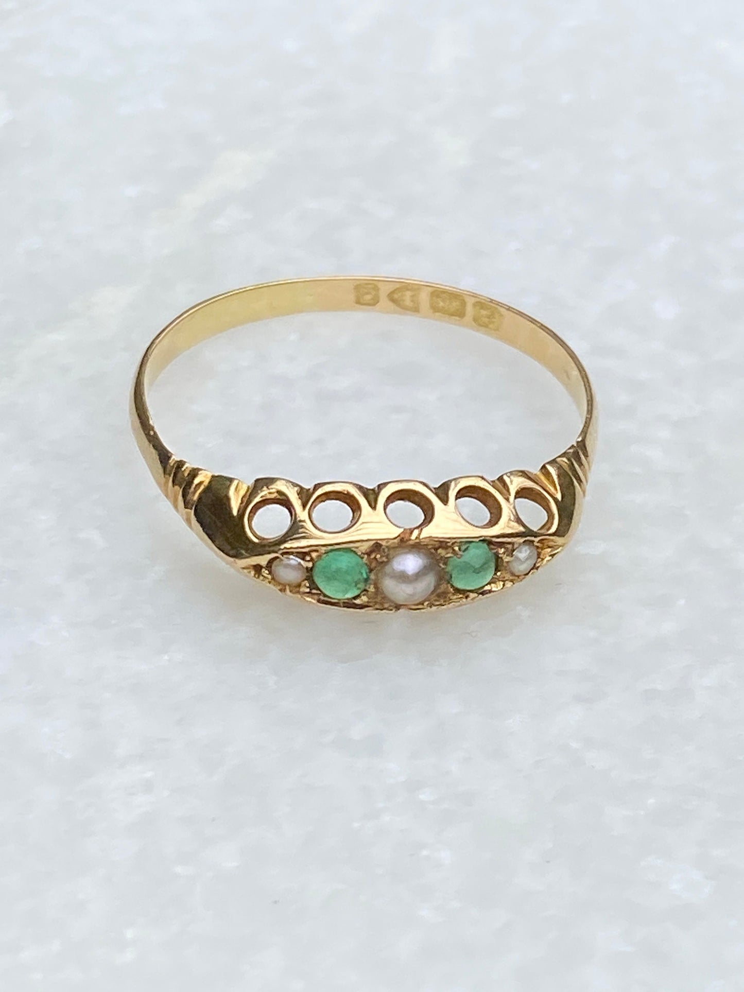 Vintage 18ct gold emerald and seed pearl ring size T 9.75