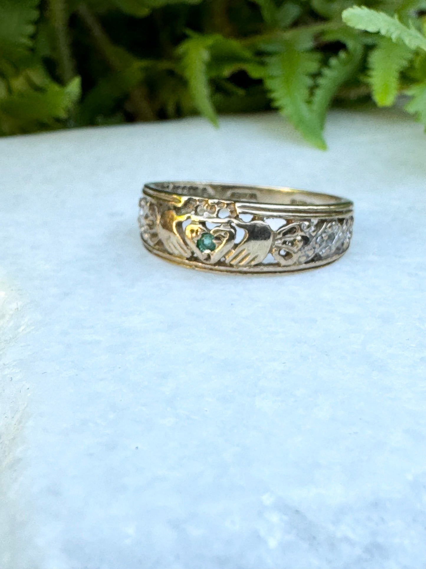 9ct gold emerald claddagh ring size L 5.5